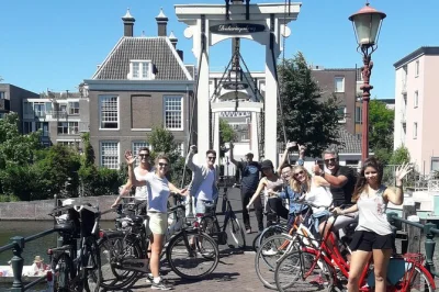 Descubre Ámsterdam en bici con guía local: recorre canales, arquitectura única y prueba el chocolate de tony’s. incluye alquiler de bici, degustación y datos curiosos.