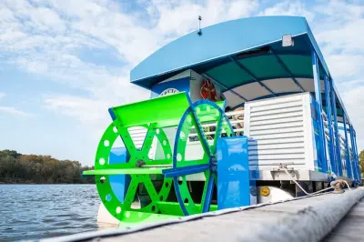 Sip-n-Cycle Pedal Cruise Montgomery: Partyboot mit 12 Pedalstationen