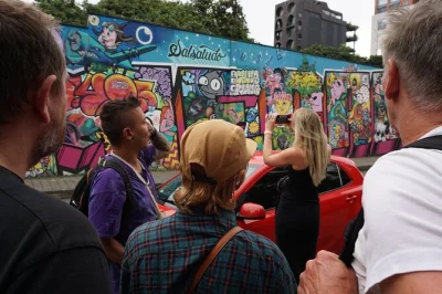 Descubre el poblado en medellín con arte urbano, sabores locales y cerveza artesanal. visitas a parque lleras, cuadroacuadro y música en vivo incluida.