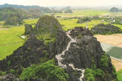Descubre ninh binh con un paseo en barco por trang an, los templos antiguos de hoa lu y la subida a la montaña del dragón. incluye recogida, guía y almuerzo.