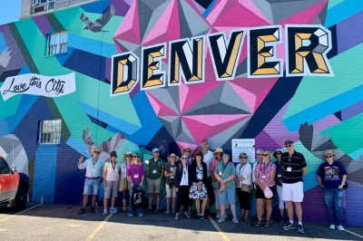 Entdecke denvers rino viertel bei einer street art tour mit lokalen guides, inklusive halt am denver central market für essen und geschichten.