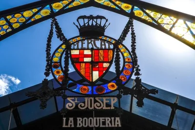 Descubra os sabores de barcelona com guia local, passeie pelo mercado la boqueria, prove tapas e vinho no born e bairro gótico. grupo pequeno, almoço incluso.