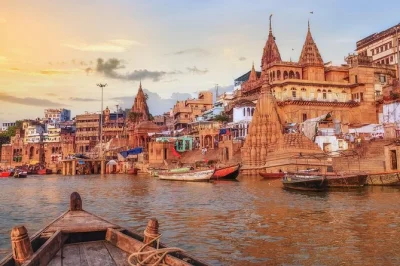 Descubra a alma de varanasi com um passeio de barco ao nascer do sol no ganges, caminhadas pelos templos, a tranquilidade de sarnath e o ritual aarti ao entardecer — guia particular, traslado e entr