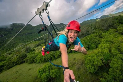 Erlebe den adrenaline zipline spaß auf kauai – rasante monsterstrecken, sprung in einen bambuspool und der längste zipline hawaiis. inkl. ausrüstung & leckereien.