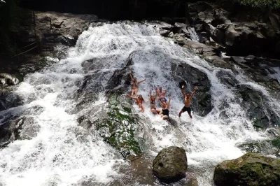 Descubre las cascadas de ubud con guías locales, siente la frescura del agua y disfruta un almuerzo con vistas a los arrozales. incluye recogida en hotel y entradas.