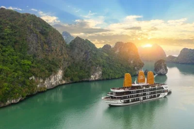 Explore halong bay e lan ha bay num cruzeiro boutique, remando de caiaque em grutas escondidas, aprendendo a fazer rolinhos vietnamitas e acordando com o nascer do sol no mar — todas as refeições 