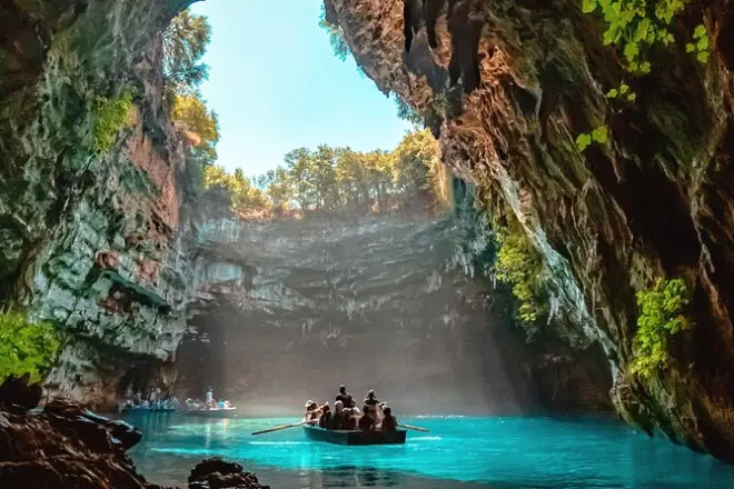 Kefalonia Highlights: Melissani, Weingut & Myrtos Strand
