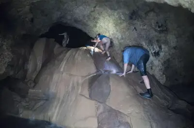 Spéléologie à Cole's Cave à Barbados : Descente en corde souterraine