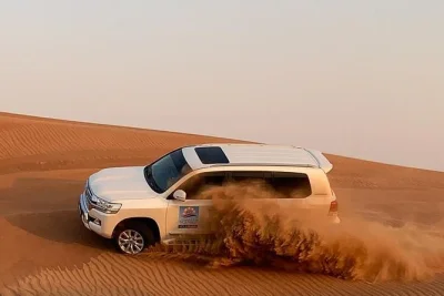 Dunes rouges, balade à dos de chameau et sandboard dans le désert de lahbab, avec transfert 4x4 depuis dubai. aventure matinale guidée et moments pour savourer le calme du désert.