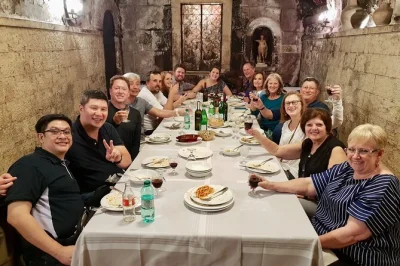 Explore o ghetto judaico e campo de’ fiori em roma à noite com um guia local, provando comidas de rua, vinho e sobremesas. mais de 10 degustações e bebidas inclusas.