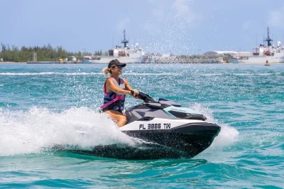 Sinta a adrenalina em um passeio de 90 minutos de jet ski sea doo pela costa de key west, com paradas em pontos icônicos, banho de mar e avistamento de animais. inclui guia e fotos.