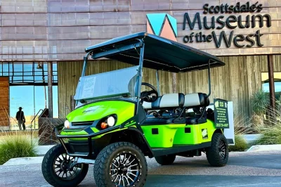 Descubra a energia da old town scottsdale em um tour de 1,5h de golf cart com guia local, arte urbana, vista para camelback mountain e mais de 30 paradas únicas — água mineral inclusa.
