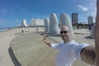Punta del Este : Plages, main sculptée et Casa Pueblo en journée