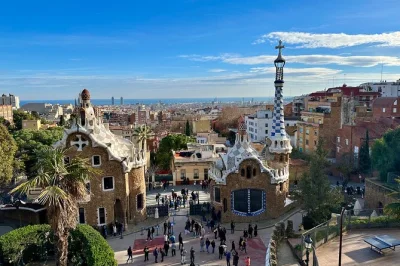 Scopri il park güell di gaudí con una guida privata a barcellona, ingresso salta la fila e cuffie per ascoltare comodamente. 75 minuti di storie e dettagli unici.