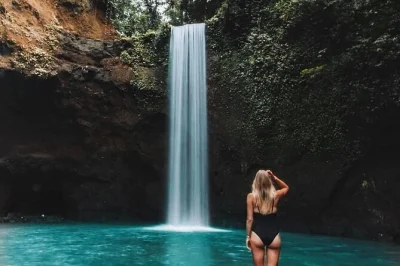 Descubre las terrazas de arroz de tegalalang, siente la frescura de la cascada kanto lampo, vuela en el columpio entre palmeras y explora las cascadas cerca de ubud con guía local y traslado incluido