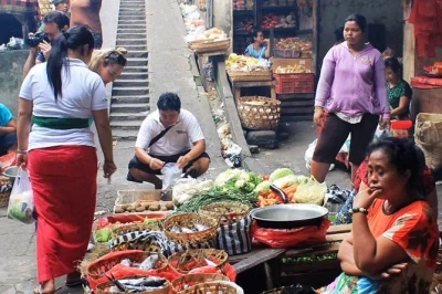 Despierta en ubud para un paseo privado por el mercado, elige ingredientes frescos y cocina recetas familiares en la cocina de putu. incluye recogida en hotel y almuerzo.