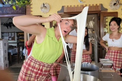 Erlebe einen kochkurs in einem amalfiküsten-bauernhaus: pasta, mozzarella & tiramisu mit lokalem wein, bio-zutaten und traumhaftem küstenblick. inklusive mittagessen.