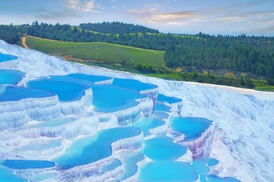 Entdecke pamukkale und die ruinen von hierapolis bei einem tagesausflug ab antalya. genieße die thermalquellen, ein leckeres mittagessen und den komfort mit hoteltransfer und guide.