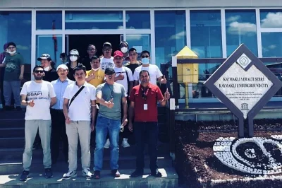 Scopri i paesaggi unici della cappadocia con una guida locale—visita la città sotterranea di kaymakli, i camini delle fate, laboratori di ceramica e panorami mozzafiato. incluso il trasferimento da