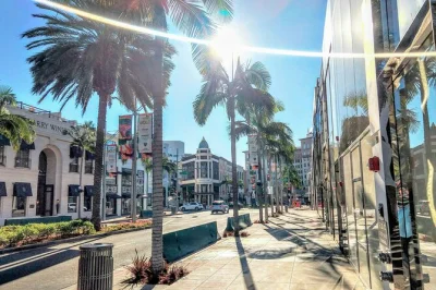 Descubra los angeles em um tour privado — fotos no hollywood sign, passeio pela venice beach e conforto com guia local e transporte do hotel incluídos.
