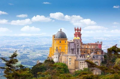 Scopri sintra e cascais in un solo giorno. visita il palazzo pena, quinta da regaleira, cabo da roca e gusta i sapori locali sull’atlantico. trasporto privato incluso.