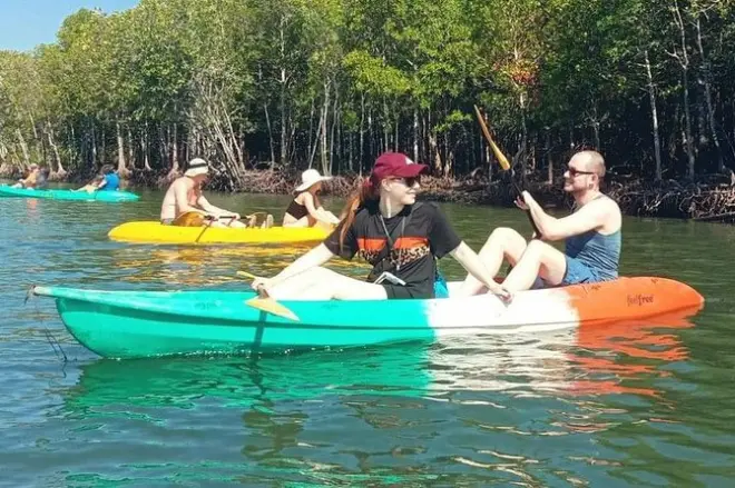 Kayak a Koh Lanta: Grotte marine e foresta di mangrovie