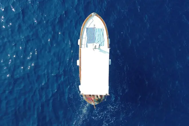 Tour privado de barco em Capri: Faraglioni, grutas e Marina Piccola