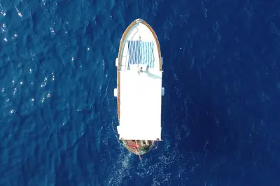 Tour privado de barco em Capri: Faraglioni, grutas e Marina Piccola