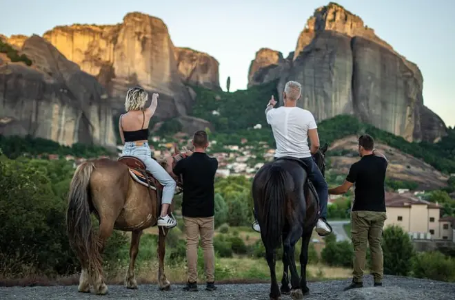 Coucher de soleil à Meteora à cheval, lumière dorée sur monastères