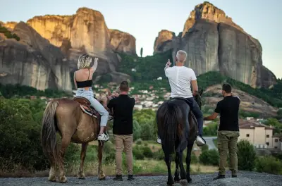 Coucher de soleil à Meteora à cheval, lumière dorée sur monastères