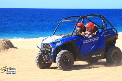 Sinta a areia da baja e o ar do oceano no passeio de utv migriño em los cabos, com transporte do hotel, trilhas no deserto, vistas da praia e degustação de tequila no final.