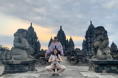 Scopri borobudur e prambanan con una guida locale, sali in cima senza stress per i biglietti e goditi il comodo pickup dal tuo hotel a yogyakarta.