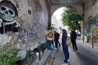 Entdecke belleville in paris mit einer lokalen künstlerin, erlebe lebendige street art, spannende geschichten zu den wandbildern und versteckte kreative ecken. kleine gruppe, kunstvoll geführt.