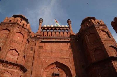 Scopri il forte rosso di delhi con un tour audio autoguidato. passeggia tra epoche mughal, britanniche e moderne—la storia sempre con te, quando vuoi.