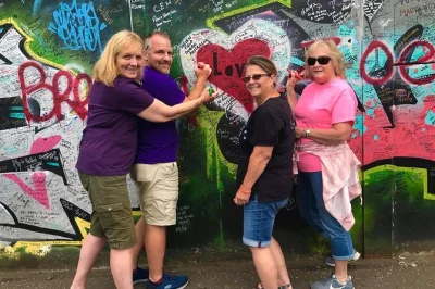 Conheça belfast com motoristas locais dos black cabs, veja murais famosos, a muralha da paz e visite a antiga prisão crumlin road gaol. transporte privado e retirada inclusos.