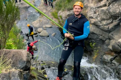 Découvrez le canyoning dans la forêt laurissilva de madère, nagez et descendez en rappel avec des guides experts, avec prise en charge depuis votre hôtel à funchal. aventure accessible aux début