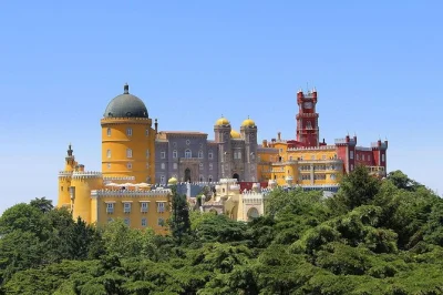 Scopri sintra reale, visita il colorato palazzo pena, senti il vento dell’atlantico a cabo da roca e passeggia per cascais, con guida locale e trasferimento dall’hotel incluso.