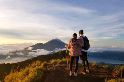 Disfruta el amanecer en monte batur, camina bajo la luna con guía local y desayuna con vistas al lago batur. incluye recogida en hotel y parada en plantación de café.