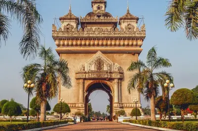 Full-day Vientiane tour: Temples, Patuxai and Buddha Park