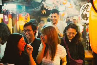 Descubra a vida noturna vibrante de shinjuku com comidinhas izakaya, bares de golden gai e o neon de kabukicho — tudo com guia local e jantar incluso. garanta sua vaga hoje.