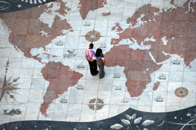 Explore as ruas antigas de lisboa com um guia local, descobrindo o passado do comércio de escravos, a herança africana e os ecos da revolução de 1974. grupo pequeno, histórias reais.