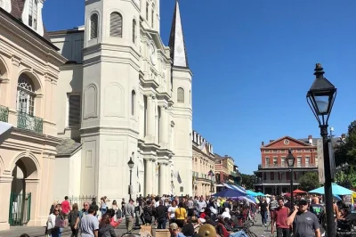 Erlebe new orleans hautnah bei einer kleinen gruppen-tour durch die stadt und den st. louis cemetery no. 3, inklusive hoteltransfer, spannenden geschichten und einem beignet-snack.