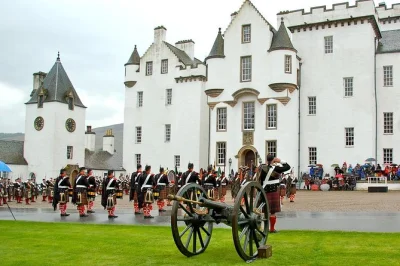 Scopri le highlands in un tour di un giorno da edimburgo: passeggia lungo i sentieri fluviali, incontra le mucche highland, visita blair castle e queen’s view. guida esperta e mini-coach confortevol