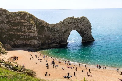 Disfruta la brisa marina en lulworth cove y pasea hasta durdle door en una excursión en grupo pequeño desde bournemouth, con guía local, tiempo libre y recogida incluida.
