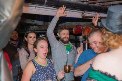 Erlebe den nervenkitzel bei einer geister-pub-tour durch denvers lodo mit spannenden geschichten, historischen bars und einem verkleideten guide. 2,5 stunden zu fuß, barstopps & geistergeschichten in