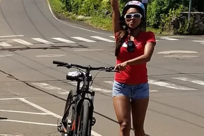 Comece seu dia em maui com um passeio de bike de 27 km até o mar, grupos pequenos, guia local, muffins caseiros de coco e uma verdadeira experiência da vida na ilha. inclui almoço e equipamentos.