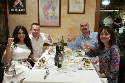 Viva uma noite romana perto do pantheon com sommelier, degustando vinhos regionais e pratos clássicos numa adega do século xv. mesa reservada garantida.