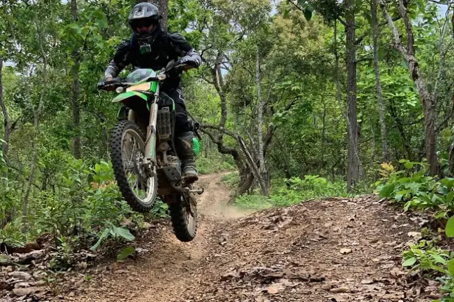 Moto enduro en el norte de Tailandia con rutas a medida