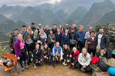 Descubre el bucle ha giang en moto: atraviesa montañas, comparte comidas con locales y explora cuevas. incluye guía, comidas y alojamiento en casas locales.