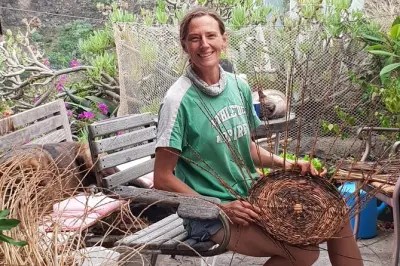Intreccia cesti a La Gomera con una botanica esperta locale